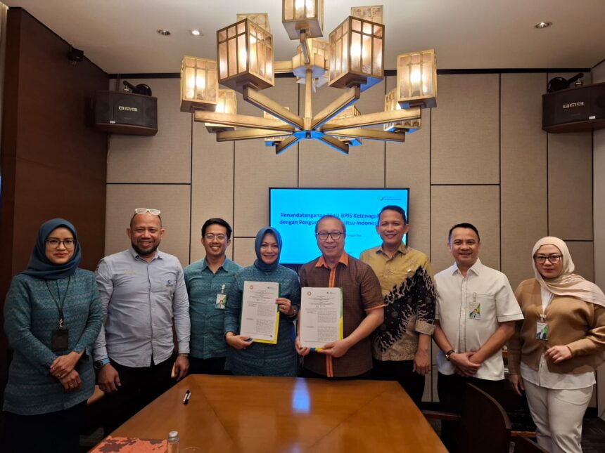 Kantor Cabang BPJS Ketenagakerjaan Jakarta Mangga Dua menandatangani MoU dengan Pengurus Besar Jujitsu Indonesia tentang penyelenggaraan program Jamsostek bagi olahragawan maupun pelaku olahraga. Foto: Ist