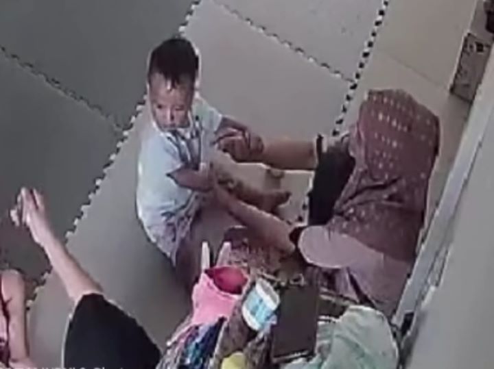 Aksi kekerasan terhadap anak di tempat penitipan anak (daycare) di Medan. Foto: IG, @cicianastasya__ (tangkap layar)