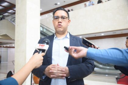 Anggota DPR RI Dave Akbarshah Fikarno saat diwawancarai Parlementaria di Gedung Nusantara II, Senayan, Jakarta, Selasa (15/10/2024). Foto; R
