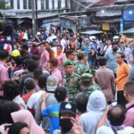 Presiden Jokowi membagikan paket sembako di Jalan Mayor Oking sekitar Stasiun Bogor, Kota Bogor, Provinsi Jawa Barat, pada Jumat (14/04/2023). Foto: Setpres/Rusman