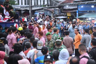 Presiden Jokowi membagikan paket sembako di Jalan Mayor Oking sekitar Stasiun Bogor, Kota Bogor, Provinsi Jawa Barat, pada Jumat (14/04/2023). Foto: Setpres/Rusman