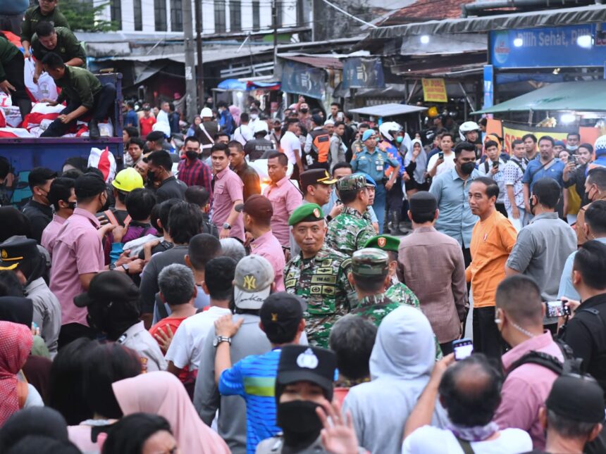 Presiden Jokowi membagikan paket sembako di Jalan Mayor Oking sekitar Stasiun Bogor, Kota Bogor, Provinsi Jawa Barat, pada Jumat (14/04/2023). Foto: Setpres/Rusman