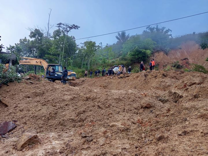 Sejumlah personel gabungan, BPBD, Basarnas, TNI, Polri, pemerintah kecamatan, desa dan warga setempat melakukan evakuasi. Ekskavator dikerahkan untuk membersihkan material longsor menutup akses Kampung Ramung Ara, Kecamatan Celala, Kabupaten Aceh Tengah, Provinsi Aceh, Rabu (9/10/2024). Foto: Ist