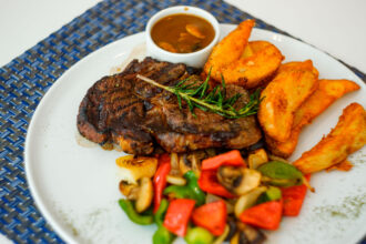 Sirloin Steak sajian Incanto Restaurant, Fraser Residence Sudirman Jakarta. (Alidrian Fahwi/ipol.id)