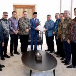 Presiden Joko Widodo (Jokowi) menerima panitia seleksi calon pimpinan dan dewan pengawas Komisi Pemberantasan Korupsi (KPK) periode 2024-2029 di Jakarta. Foto: BPMI Setpres