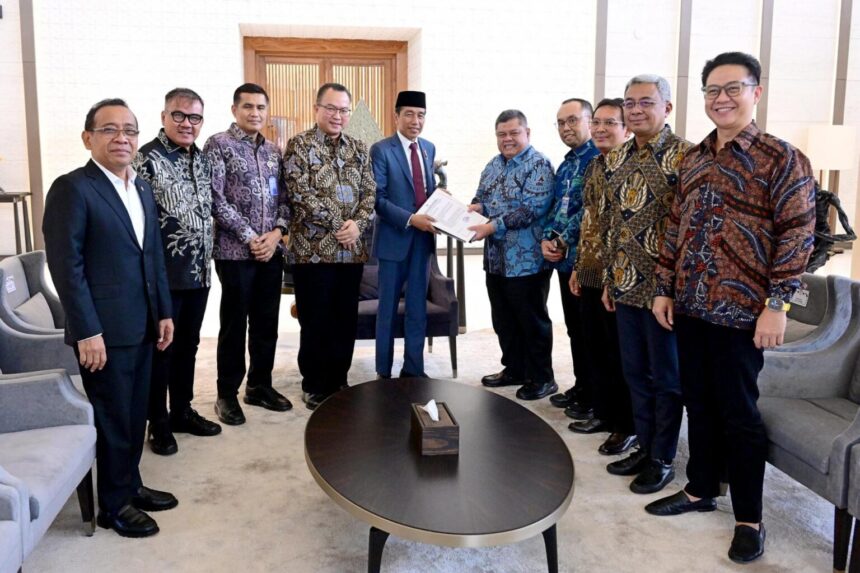 Presiden Joko Widodo (Jokowi) menerima panitia seleksi calon pimpinan dan dewan pengawas Komisi Pemberantasan Korupsi (KPK) periode 2024-2029 di Jakarta. Foto: BPMI Setpres