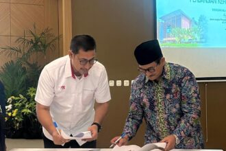 Direktur Bisnis Metranet Faisal Yusuf (kiri) dan Ketua Yayasan Al Hidayah Jakarta Ir. H. Imam Parikesit (kanan) saat penandatanganan perjanjian kerja sama Cazbox by Metranet dan Yayasan Al Hidayah, beberapa waktu lalu. Foto: Telkom Indonesia