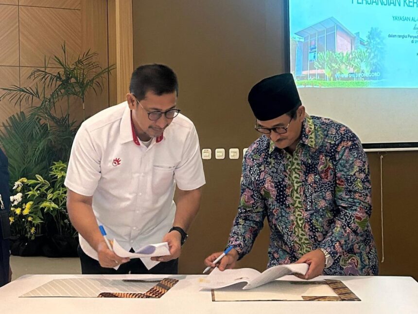 Direktur Bisnis Metranet Faisal Yusuf (kiri) dan Ketua Yayasan Al Hidayah Jakarta Ir. H. Imam Parikesit (kanan) saat penandatanganan perjanjian kerja sama Cazbox by Metranet dan Yayasan Al Hidayah, beberapa waktu lalu. Foto: Telkom Indonesia