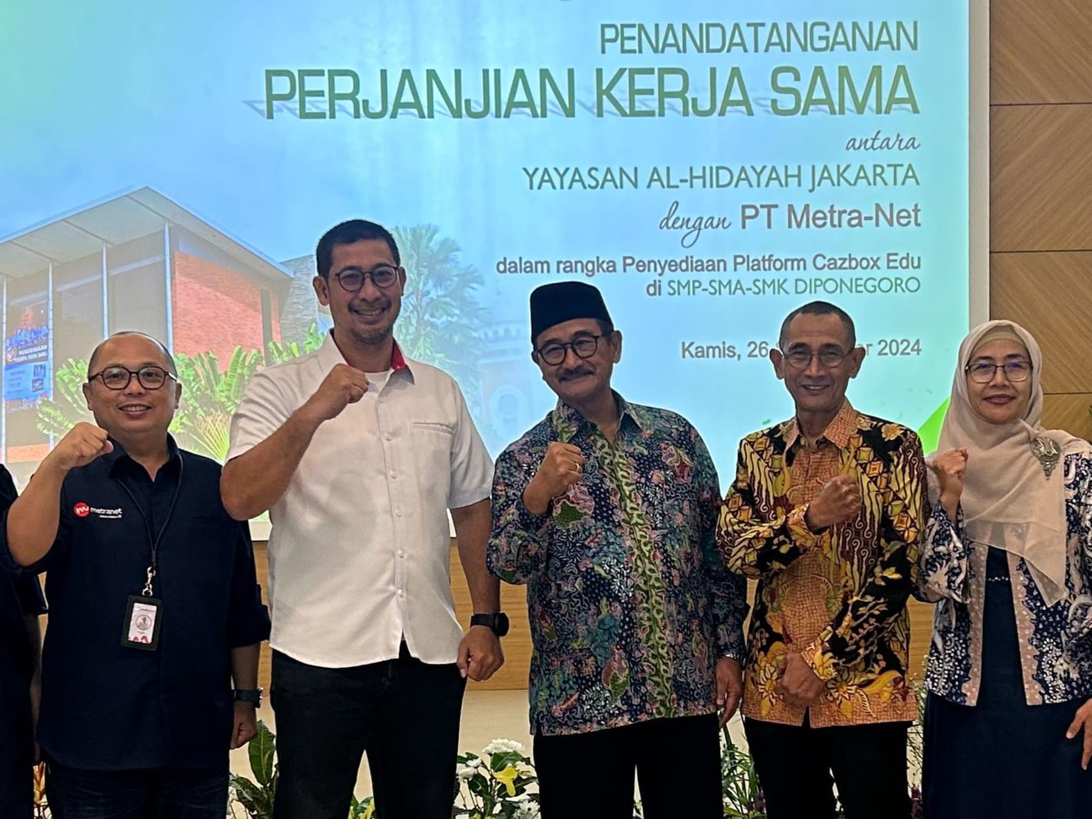 (Dari kiri ke kanan) Head of Sales Cazbox Fajar Arifin, Direktur Bisnis Metranet Faisal Yusuf, Ketua Yayasan Al Hidayah Jakarta Ir. H. Imam Parikesit dan Sekretaris Yayasan Al-Hidayah Jakarta Munib Tabah Hati, M.Pd usai penandatanganan perjanjian kerja sama Cazbox by Metranet dan Yayasan Al Hidayah, beberapa waktu lalu. Foto: Telkom Indonesia