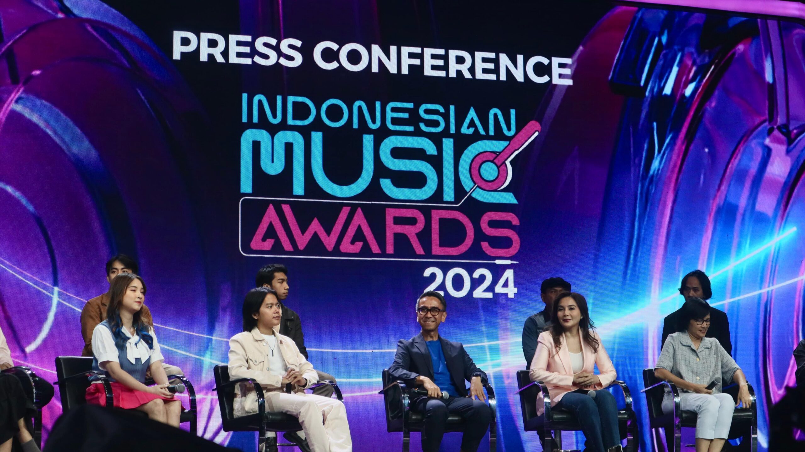 CEO Nuon Aris Sudewo (Tengah), Programming & Acquisition Director RCTI Dini Putri (Kedua dari Kanan), Head of Production Operation RCTI Tiurma Imelda Sinaga (Paling Kanan), dan perwakilan musisi yang masuk dalam nominasi IMA 2024 saat Press Conference Indonesian Music Awards (IMA) 2024 pada Jumat, (25/10/2024). Foto: Telkom Indonesia