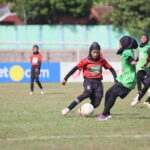 Aksi Sari Rahmawati, pemain andalan tim KU 12 MIS Al Islamiyah Grojogan saat mengolah bola pada pertandingan final MilkLife Soccer Challenge – Yogyakarta Seri 2 2024 yang berlangsung di Stadion Tridadi Sleman, Minggu, 27 Oktober 2024. Foto/megapro