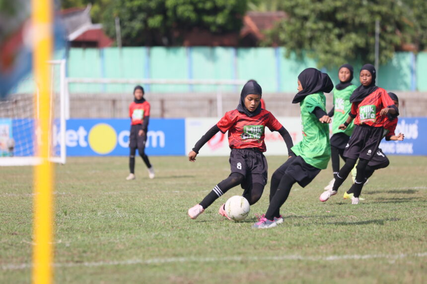 Aksi Sari Rahmawati, pemain andalan tim KU 12 MIS Al Islamiyah Grojogan saat mengolah bola pada pertandingan final MilkLife Soccer Challenge – Yogyakarta Seri 2 2024 yang berlangsung di Stadion Tridadi Sleman, Minggu, 27 Oktober 2024. Foto/megapro