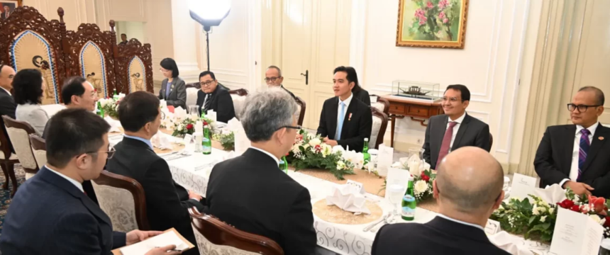 Wapres Gibran Rakabuming Raka menyelenggarakan jamuan makan siang dalam rangka kunjungan kehormatan Wapres China Han Zheng di Istana Wapres, Senin (21/10/2024). Foto: Biro Pers Sekretariat Wapres