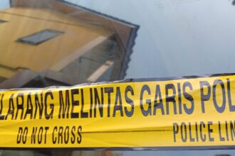 Ilustrasi - Dilarang melintasi garis police line yang terpasang di tempat kejadian perkara (TKP). Foto: Joesvicar Iqbal/ipol.id