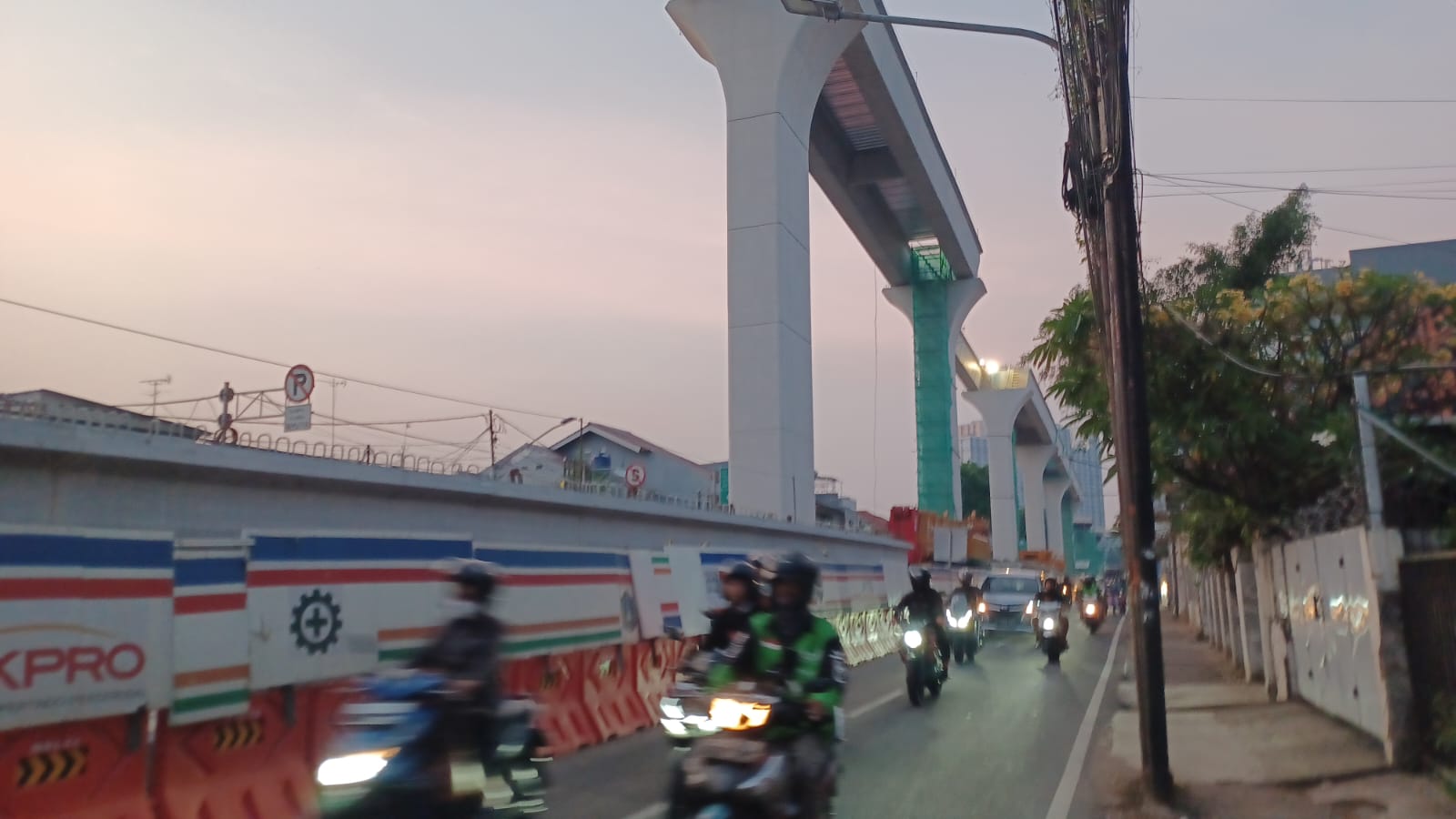 Kondisi arus lalu lintas macet pada proyek pembangunan Light Rail Transit (LRT) (bottleneck) di kawasan Jalan Raya Tambak, Matraman, Jakarta Timur, menuju Pintu Air Manggarai, Tebet, Jakarta Selatan,  dan Menteng, Jakarta Pusat, Selasa (1/10/2024). Foto: Joesvicar Iqbal/ipol.id