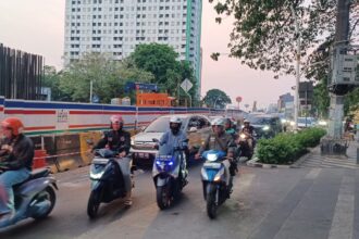 Kondisi arus lalu lintas macet pada proyek pembangunan Light Rail Transit (LRT) (bottleneck) di kawasan Jalan Raya Tambak, Matraman, Jakarta Timur, menuju Pintu Air Manggarai, Tebet, Jakarta Selatan, dan Menteng, Jakarta Pusat, Selasa (1/10/2024). Foto: Joesvicar Iqbal/ipol.id