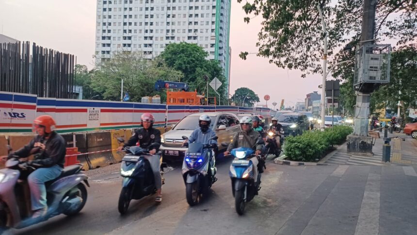 Kondisi arus lalu lintas macet pada proyek pembangunan Light Rail Transit (LRT) (bottleneck) di kawasan Jalan Raya Tambak, Matraman, Jakarta Timur, menuju Pintu Air Manggarai, Tebet, Jakarta Selatan, dan Menteng, Jakarta Pusat, Selasa (1/10/2024). Foto: Joesvicar Iqbal/ipol.id