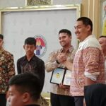 Menteri Pemuda dan Olahraga (Menpora) RI Dito Ariotedjo memberikan Penghargaan Insan Olahraga Berprestasi 2024 di Media Center Graha Kemenpora, Jalan Gerbang Pemuda Nomor 3, Senayan, Rabu (2/10) pagi.(foto: ipol)