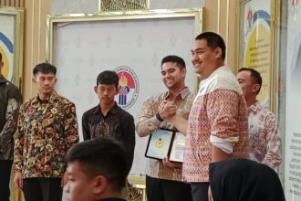 Menteri Pemuda dan Olahraga (Menpora) RI Dito Ariotedjo memberikan Penghargaan Insan Olahraga Berprestasi 2024 di Media Center Graha Kemenpora, Jalan Gerbang Pemuda Nomor 3, Senayan, Rabu (2/10) pagi.(foto: ipol)