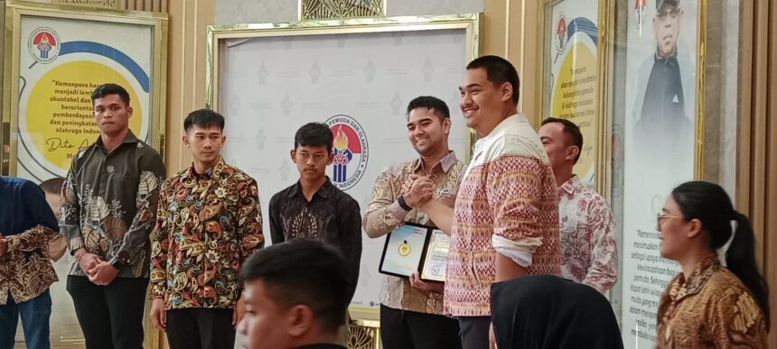 Menteri Pemuda dan Olahraga (Menpora) RI Dito Ariotedjo memberikan Penghargaan Insan Olahraga Berprestasi 2024 di Media Center Graha Kemenpora, Jalan Gerbang Pemuda Nomor 3, Senayan, Rabu (2/10) pagi.(foto: ipol)