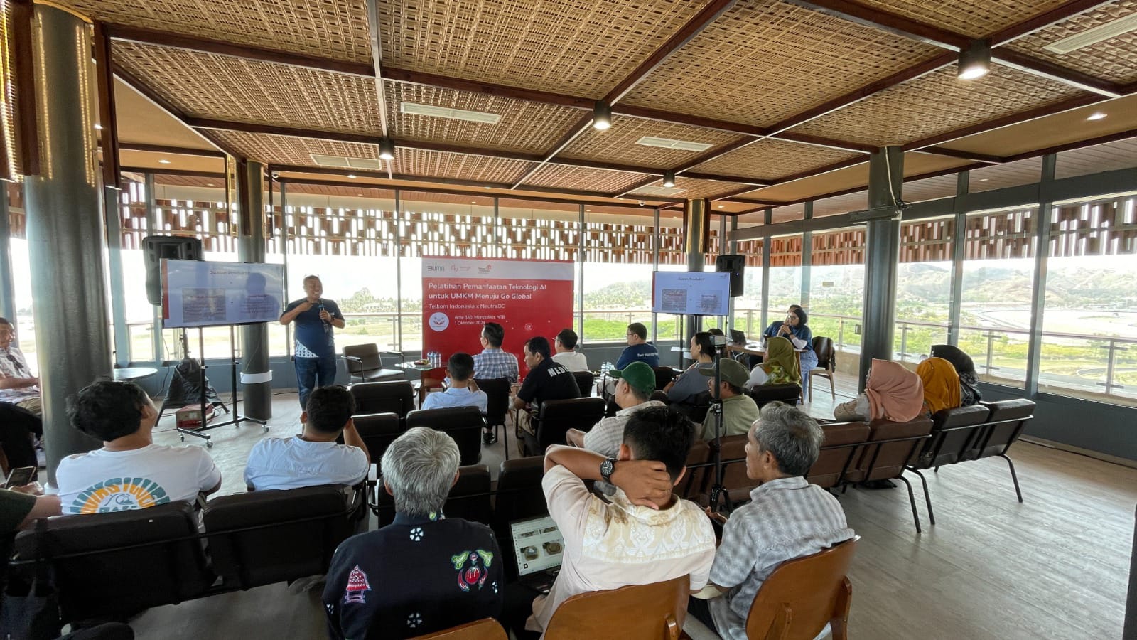 Para peserta UMKM Lombok saat mengikuti pelatihan “Pemanfaatan Teknologi AI untuk UMKM Menuju Go Global” yang digelar oleh Telkom Indonesia melalui NeutraDC, di Bale 360, Mandalika, Lombok, NTB, Senin, 1 Oktober 2024. Foto: Telkom Indonesia