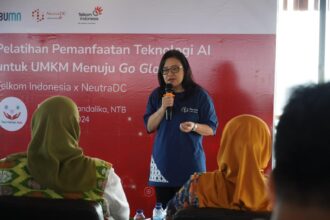 VP Business & Product NeutraDC Irene Johana Rosidi menjelaskan mengenai rahasia di balik ekosistem AI saat memberikan pelatihan. Foto: Telkom Indonesia