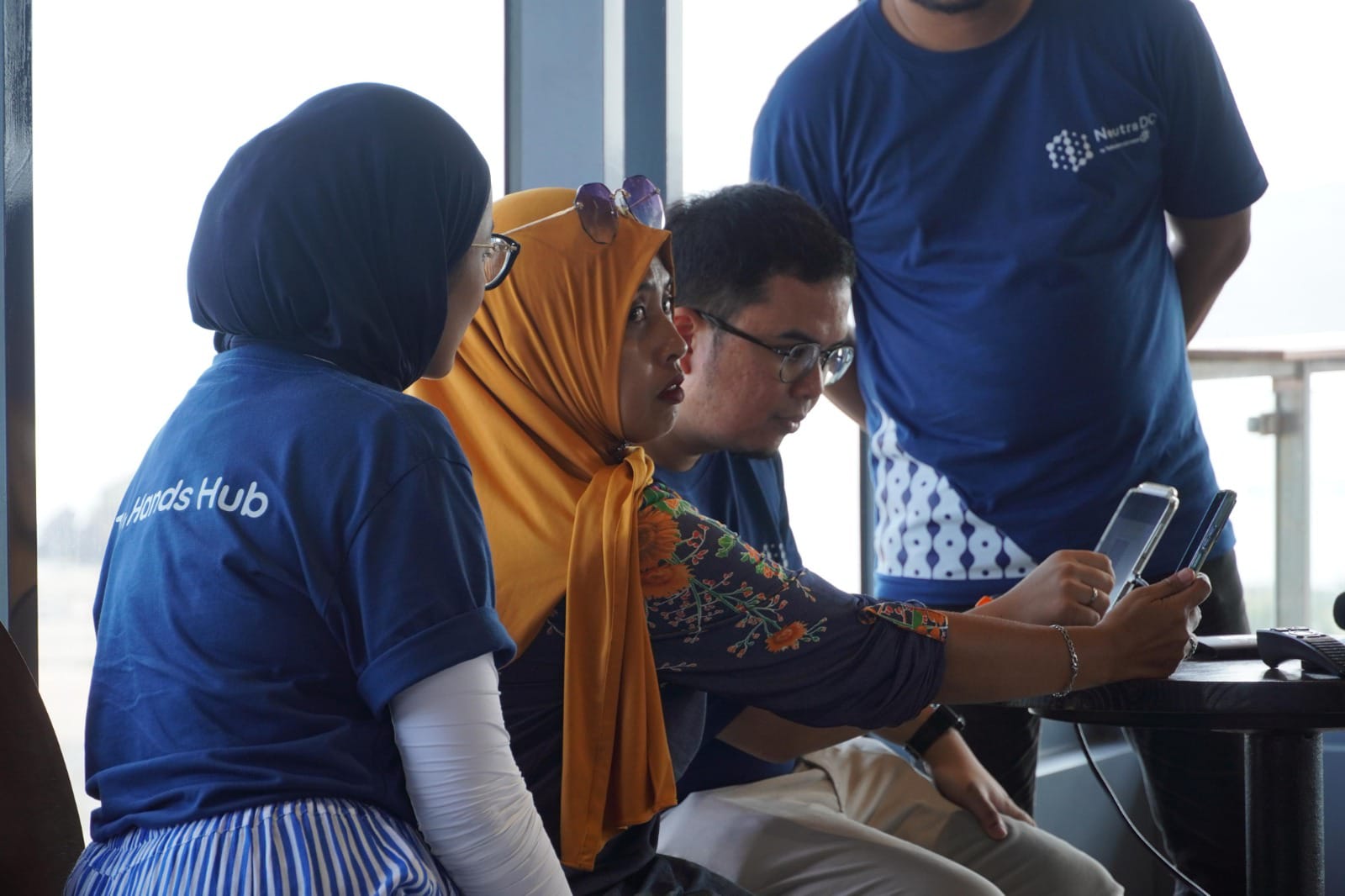 Trainer digital marketing Niko Ariansyah (ketiga dari kiri), saat memberikan materi dan praktik langsung dengan UMKM Lombok saat pelatihan. Foto: Telkom Indonesia