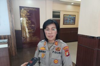 Kasi Humas Polres Metro Jakarta Selatan, AKP Nurma Dewi memberikan keterangan terkait viral pria pengendara motor banting perempuan di Jalan Mahakam, Kebayoran Baru, Rabu (2/10/2024). Foto: Joesvicar Iqbal/ipol.id