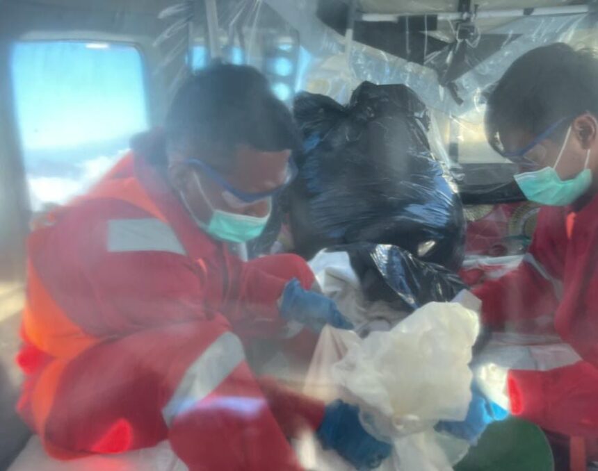 Petugas melakukan penyemaian Natrium Chlorida (NaCL) dalam Operasi Modifikasi Cuaca di wilayah Lombok, Nusa Tenggara Barat. Foto: Tim OMC Badan Nasional Penanggulangan Bencana (BNPB)