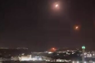 Ketegangan di Timur Tengah, Iran mulai melancarkan sekitar 180 rudal ke Israel, pada Selasa (1/10/2024) malam. Foto: Tangkapan layar Facebook @merindink