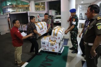 Uang tunai yang disita dari PT Asset Pacific sebesar Rp372 miliar dibawa menggunakan mobil boks. Foto: Yudha Krastawan/ipol.id