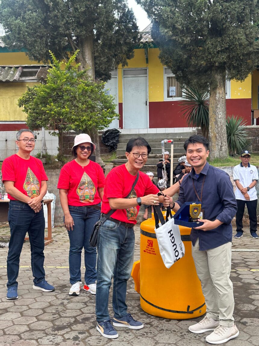 Penyerahan Plakat kepada Perwakilan Dinas Pariwisata Provinsi Jawa Timur oleh Kenny Lim, Ketua BPK PENABUR Jakarta