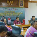 Wali Kota Jakarta Timur, M Anwar bersama Forum Koordinasi Pimpinan Kota (Forkopimko) Jakarta Timur, Komisi Pemilihan Umum (KPU) Jakarta Timur dan jajaran lainnya, saat melaunching Posko Bersama Pemilihan Gubernur dan Wakil Gubernur Provinsi DKI Jakarta 2024 di Kantor Walikota Jakarta Timur, Kamis (3/10/2024). Foto: Ist