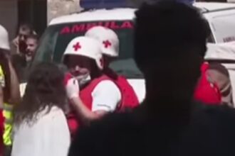 Sejumlah petugas medis di wilayah konflik, Lebanon mengevakuasi korban luka.(Foto screenshot YT)