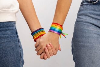 Ilustrasi, Tangan menggunakan gelang LGBT. Foto: Freepik, @freepik