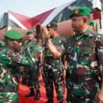 Kasad Jenderal Maruli Simanjuntak saat menyapa prajurit TNI AD di Lapangan Silang Monas, Jakarta. Foto: Dispenad