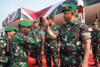 Kasad Jenderal Maruli Simanjuntak saat menyapa prajurit TNI AD di Lapangan Silang Monas, Jakarta. Foto: Dispenad