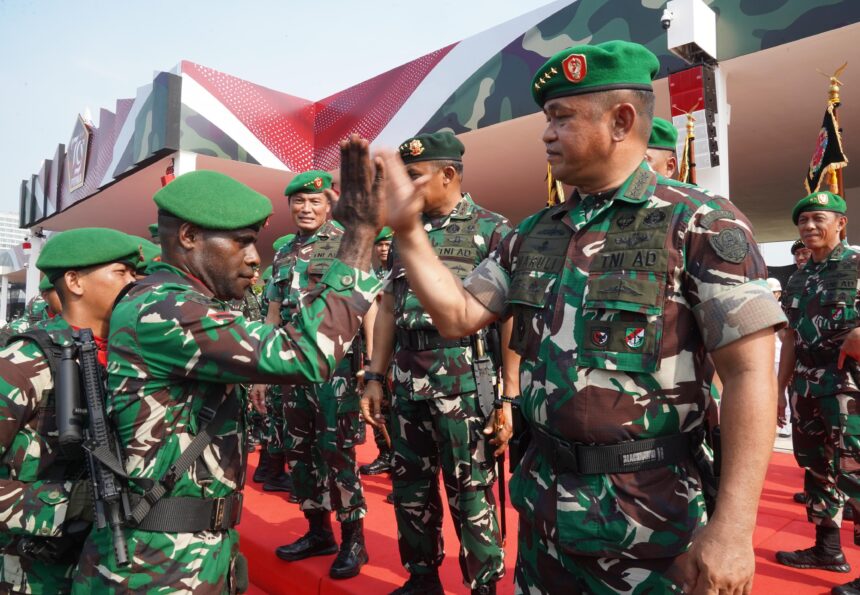 Kasad Jenderal Maruli Simanjuntak saat menyapa prajurit TNI AD di Lapangan Silang Monas, Jakarta. Foto: Dispenad