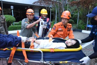 Suasana saat para Aparatur Sipil Negara (ASN) Pemerintah Kota Administrasi Jakarta Timur mengikuti simulasi pelatihan penanggulangan bencana gempa bumi megathrust Selat Sunda, di halaman Kantor Walikota Jakarta Timur, Jumat (4/10/2024). Foto: Ist