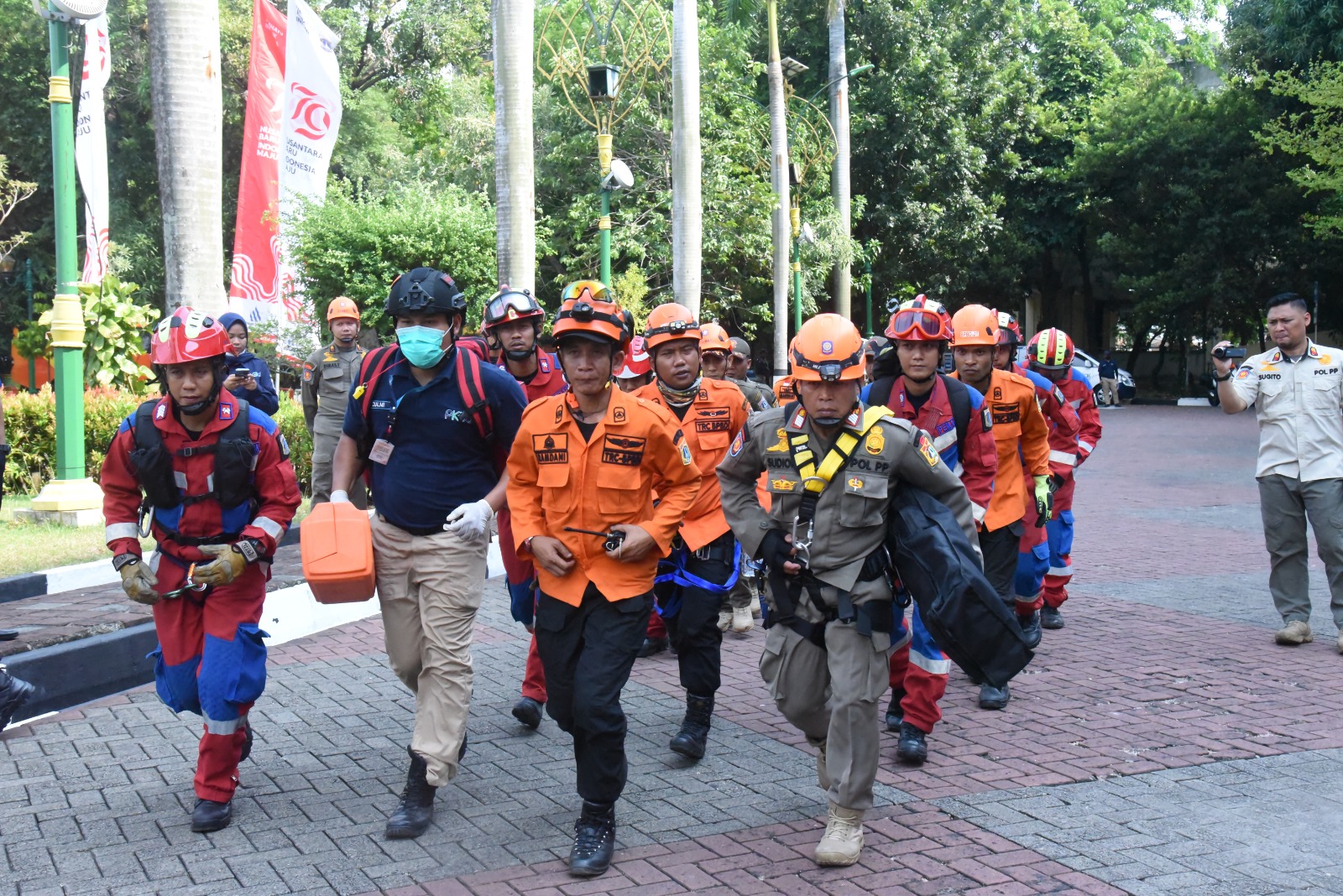 Suasana saat para Aparatur Sipil Negara (ASN) Pemerintah Kota Administrasi Jakarta Timur mengikuti simulasi pelatihan penanggulangan bencana gempa bumi megathrust Selat Sunda, di halaman Kantor Walikota Jakarta Timur, Jumat (4/10/2024). Foto: Ist