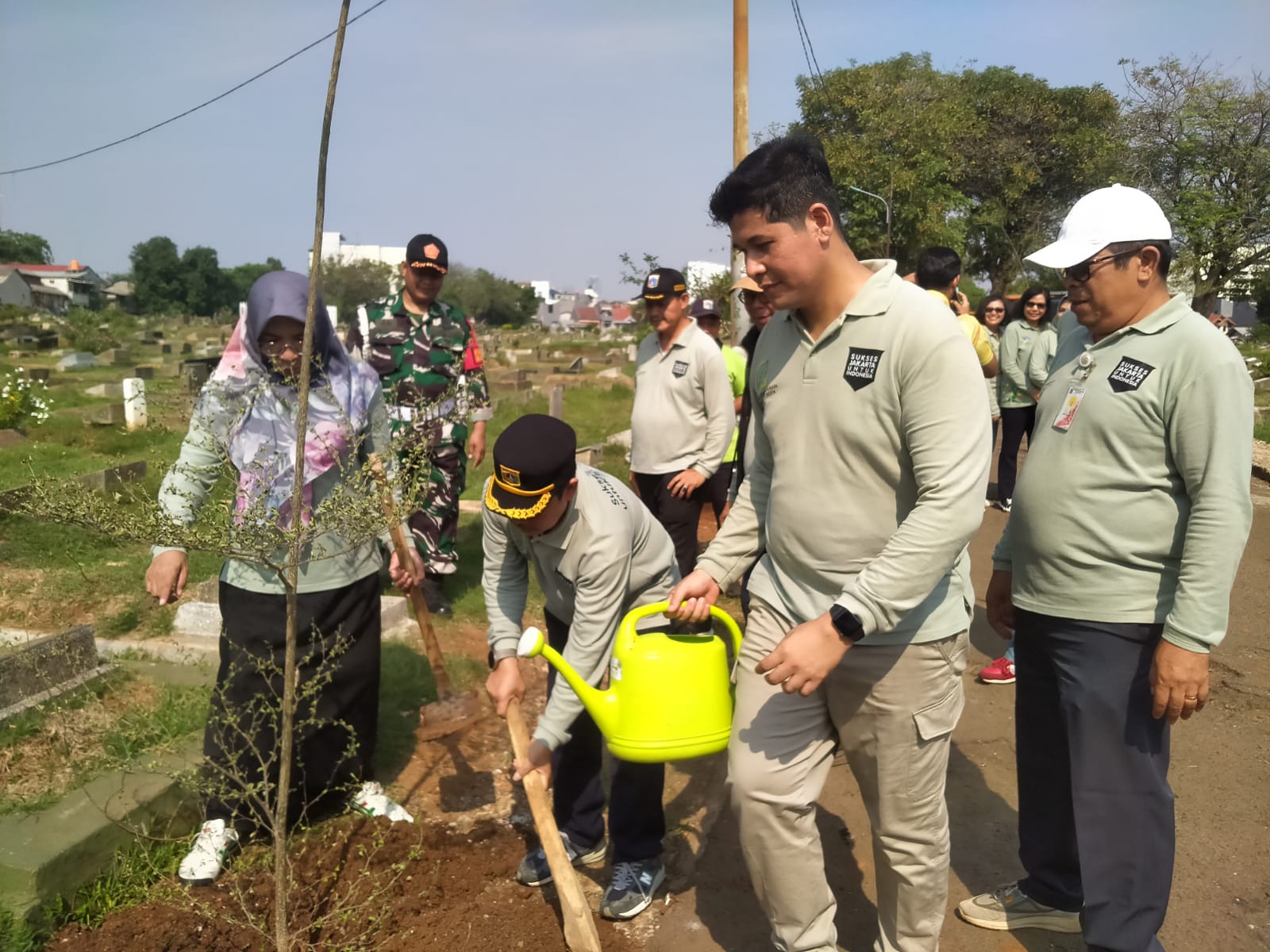 Kasudin Pertamanan dan Hutan Kota Jakarta Timur, Djauhar Arifin bersama Aparatur Sipil Negara (ASN) Sudin, Kasatpel 10 kecamatan dan Satgas Pertamanan dalam kegiatan menanam pohon di Tempat Pemakaman Umum (TPU) Kober Rawa Bunga, Jatinegara, Jakarta Timur, pada Jumat (4/10/2024). Foto: Ist