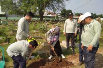 Kasudin Pertamanan dan Hutan Kota Jakarta Timur, Djauhar Arifin bersama Aparatur Sipil Negara (ASN) Sudin, Kasatpel 10 kecamatan dan Satgas Pertamanan dalam kegiatan menanam pohon di Tempat Pemakaman Umum (TPU) Kober Rawa Bunga, Jatinegara, Jakarta Timur, pada Jumat (4/10/2024). Foto: Ist