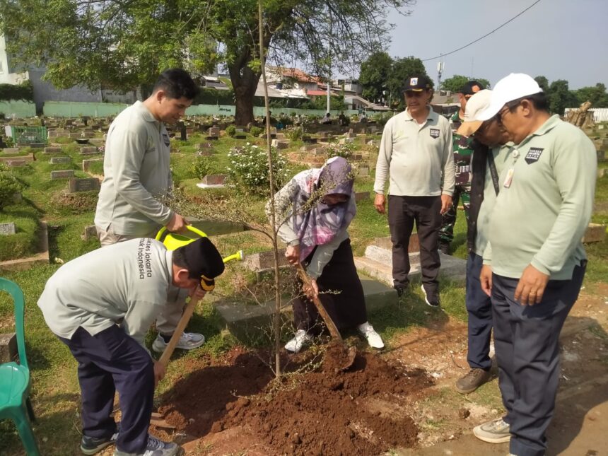 Kasudin Pertamanan dan Hutan Kota Jakarta Timur, Djauhar Arifin bersama Aparatur Sipil Negara (ASN) Sudin, Kasatpel 10 kecamatan dan Satgas Pertamanan dalam kegiatan menanam pohon di Tempat Pemakaman Umum (TPU) Kober Rawa Bunga, Jatinegara, Jakarta Timur, pada Jumat (4/10/2024). Foto: Ist