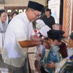 Direktur Utama Bank Mandiri, Darmawan Junaidi saat mendistribusikan santunan kepada anak yatim piatu di Masjid At-Tin, Taman Mini, Jakarta Timur, Jumat (4/10/2024). Foto: Bank Mandiri