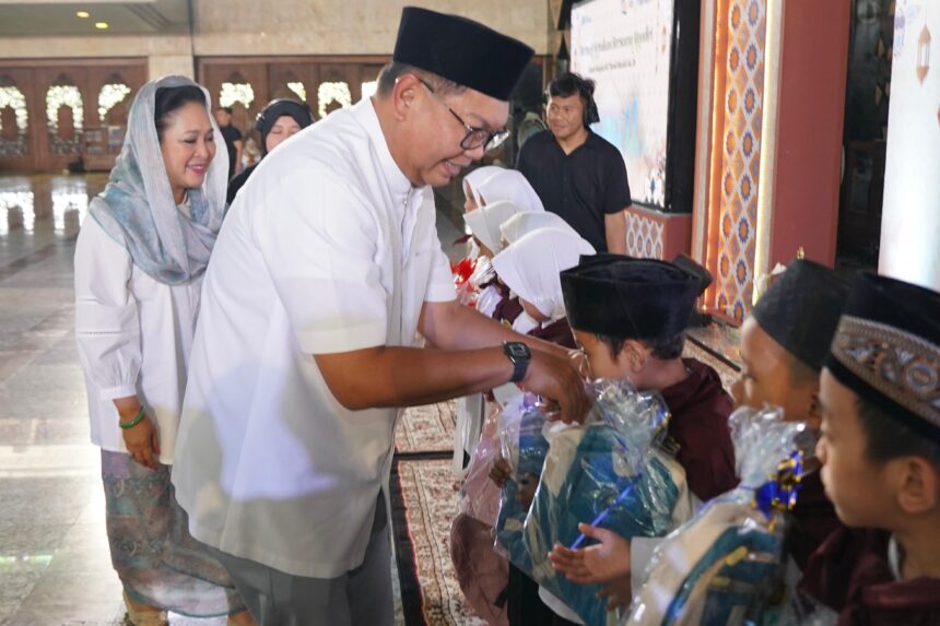 Direktur Utama Bank Mandiri, Darmawan Junaidi saat mendistribusikan santunan kepada anak yatim piatu di Masjid At-Tin, Taman Mini, Jakarta Timur, Jumat (4/10/2024). Foto: Bank Mandiri