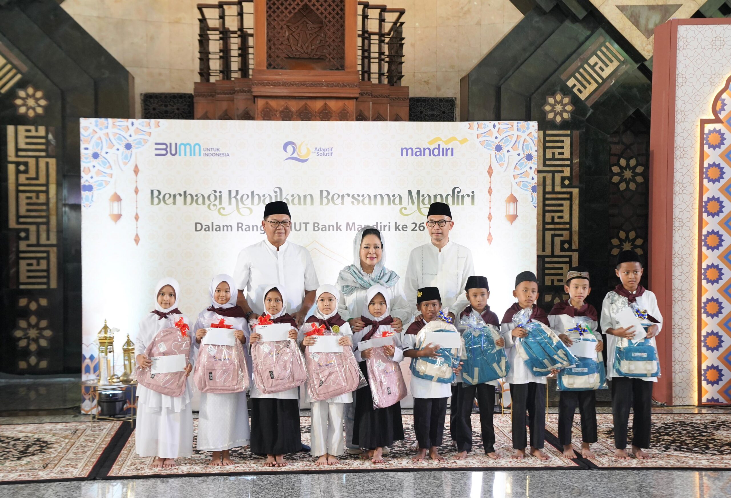 Melalui inisiatif “Mandiri Berbagi”, Bank Mandiri mendistribusikan santunan pendidikan kepada 2.600 anak yatim piatu dari 52 Yayasan di Masjid At-Tin, Taman Mini, Jakarta Timur, Jumat (4/10/2024). Dok Bank Mandiri 