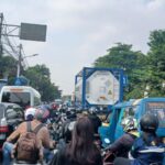 Penampakan kemacetan panjang arus lalu lintas kendaraan roda dua, empat dan truk di dua lajur depan Gelanggang Olah Raga (GOR) Ciracas di Jalan Raya Bogor, Kelurahan/Kecamatan Ciracas, Jakarta Timur, Sabtu (5/10/2024) pagi. Foto: Joesvicar Iqbal/ipol.id