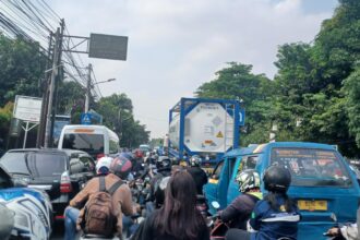 Penampakan kemacetan panjang arus lalu lintas kendaraan roda dua, empat dan truk di dua lajur depan Gelanggang Olah Raga (GOR) Ciracas di Jalan Raya Bogor, Kelurahan/Kecamatan Ciracas, Jakarta Timur, Sabtu (5/10/2024) pagi. Foto: Joesvicar Iqbal/ipol.id