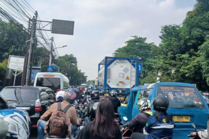 Penampakan kemacetan panjang arus lalu lintas kendaraan roda dua, empat dan truk di dua lajur depan Gelanggang Olah Raga (GOR) Ciracas di Jalan Raya Bogor, Kelurahan/Kecamatan Ciracas, Jakarta Timur, Sabtu (5/10/2024) pagi. Foto: Joesvicar Iqbal/ipol.id