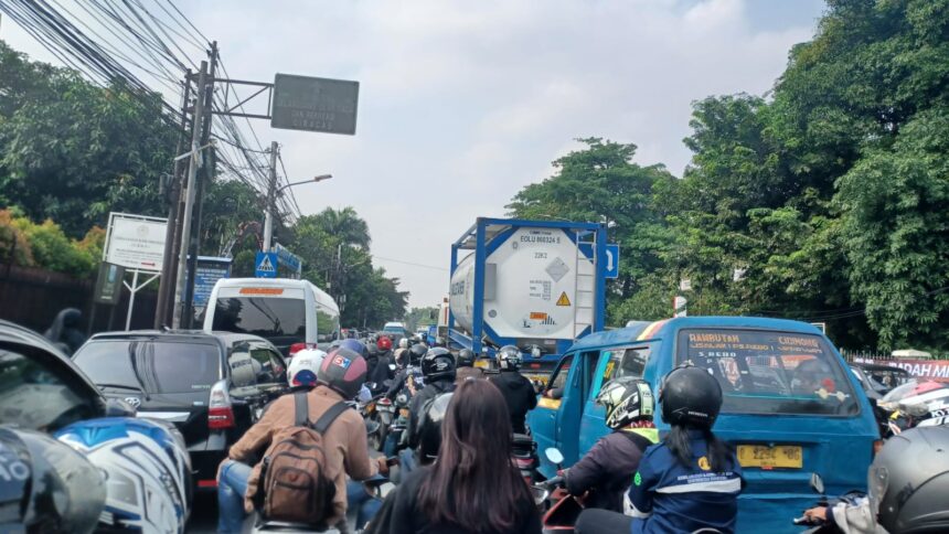 Penampakan kemacetan panjang arus lalu lintas kendaraan roda dua, empat dan truk di dua lajur depan Gelanggang Olah Raga (GOR) Ciracas di Jalan Raya Bogor, Kelurahan/Kecamatan Ciracas, Jakarta Timur, Sabtu (5/10/2024) pagi. Foto: Joesvicar Iqbal/ipol.id